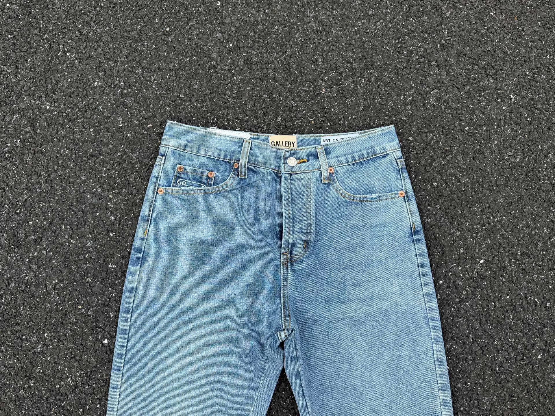 P260💰G88 GALLERY DEPT. Denim splicing flame🔥flare pants washed distressed splicing jeans GALLERY is attracted by these bell-bottom pants. Whether it is a reset of Carhartt or Levis, it has created a strong brand style. Since these pants are modified from rare vintage, the production capacity is limited. Therefore, after many icons wore them, these pants were once hard to find. Later, perhaps due to the improvement of GD's business in the past two years and the expansion of production lines, the brand itself lowered the price, so I can't wait any longer for these pants this year and will definitely buy them. During the process of the denim washing plant, the owner of the washing plant helped introduce a boss who had worked for Levi's foundry and started his own business. This also paved the way for the following styles. Therefore, Levi's remodeled single product for the base plate is really familiar. Whether it is the fabrics supplied or the lathes used in production, there is nothing to choose from. -Color: blue -Size: S-XXL (corresponding to 28-36)